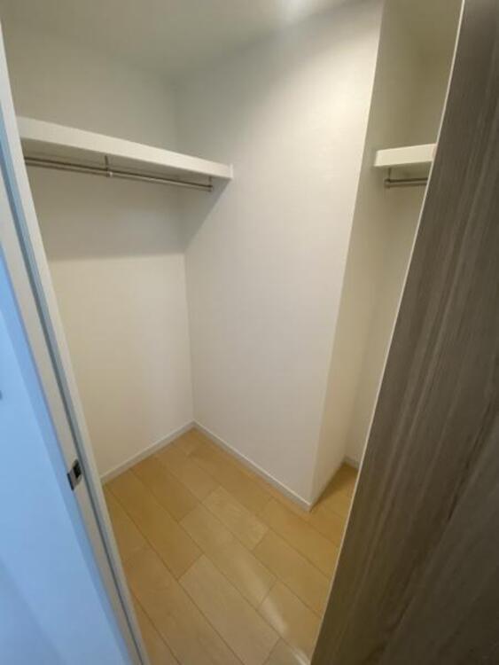 収納 クローゼットには棚やハンガーパイプが備えられているので、大切なお洋服にしわを付けずにそのまましまうことが出来ます。