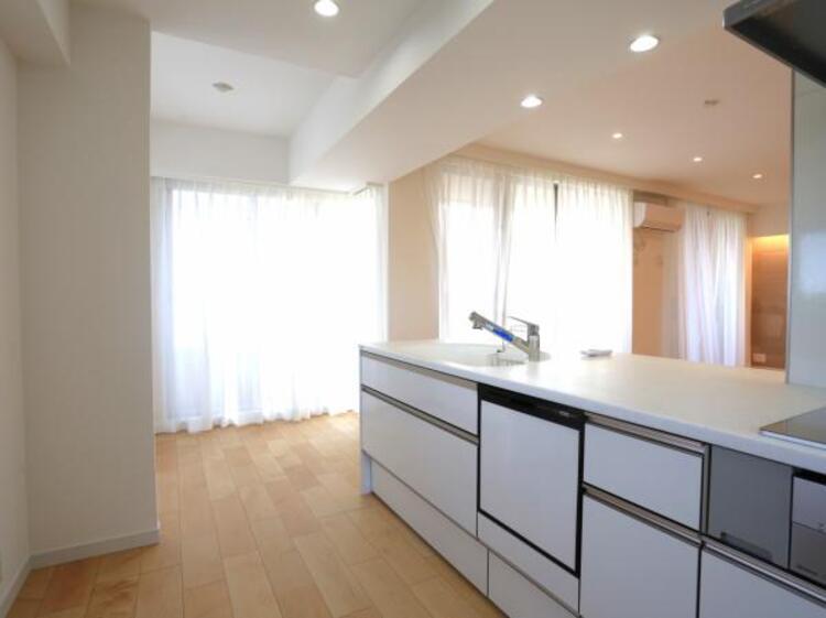 設備 対面式システムキッチン　キッチンはご家族との会話が楽しめる対面式タイプを採用。リビングで遊ぶお子様の様子をうかがいながらお料理もできます。