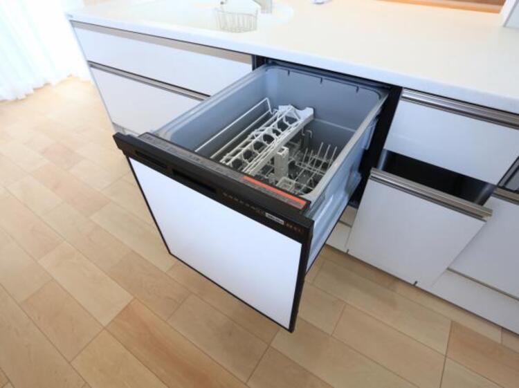 設備 食器洗浄乾燥機　食器の後片付けに便利な食器洗浄乾燥機を標準装備。ビルトインタイプなので見た目もスッキリ、特に共働き世帯のご家族には必須品です。