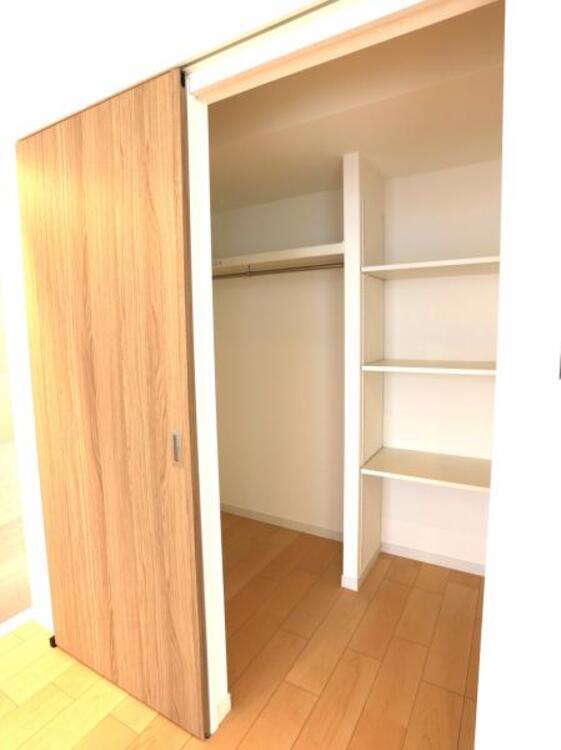 設備 ウォークインクローゼット　収納力の高いウォークインクローゼット。衣類はもちろん、バッグやアクセサリーなどをまとめて収納できます。かさばる季節ものなどの収納にも便利です。