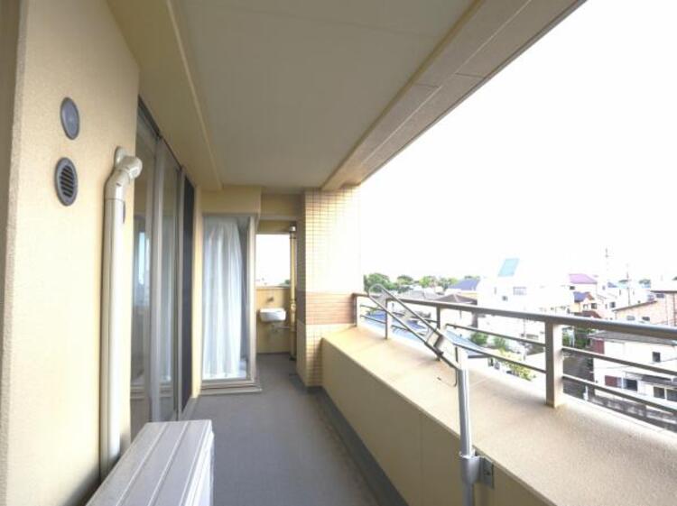 バルコニー 使い易いバルコニー。やわらかな陽射し・心地よい風。どこまでも広がる空の下、限りない開放感を味わえる空間です。水栓あり。