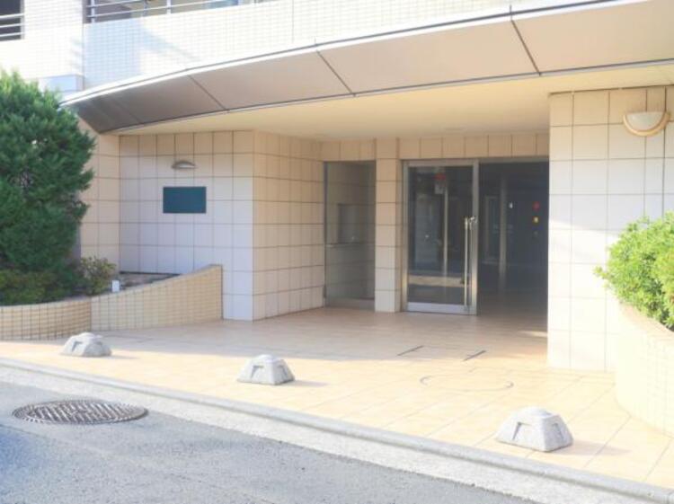 エントランス 居住者の帰り、訪れる方を優しく迎えてくれるエントランスです。