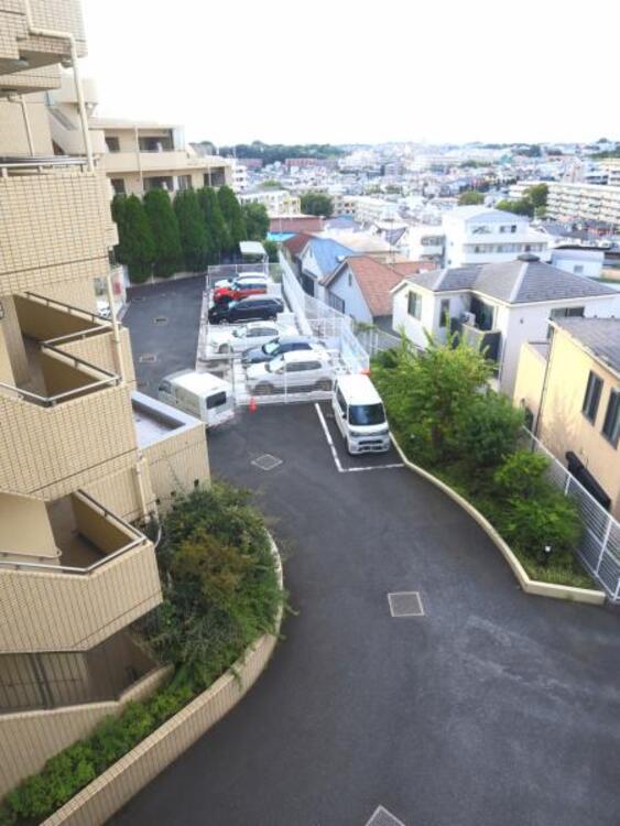 駐車場 敷地内に設けられた駐車スペース。