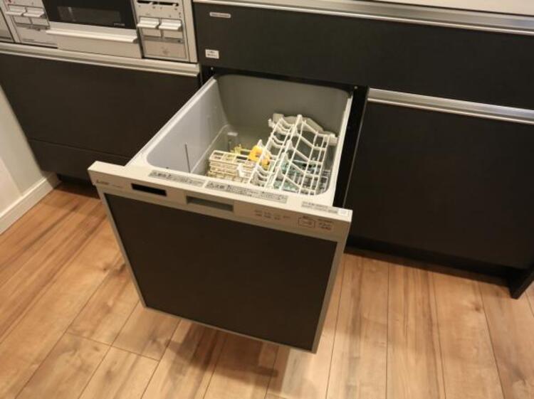 設備 食器洗浄乾燥機　食器の後片付けに便利な食器洗浄乾燥機を標準装備。ビルトインタイプなので見た目もスッキリ、特に共働き世帯のご家族には必須品です。
