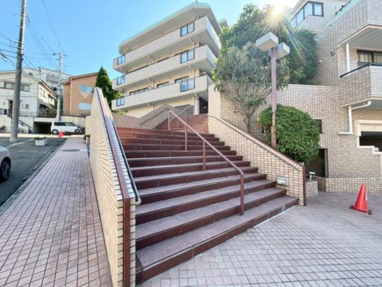 エントランス 居住者の帰り、訪れる方を優しく迎えてくれるエントランスです。