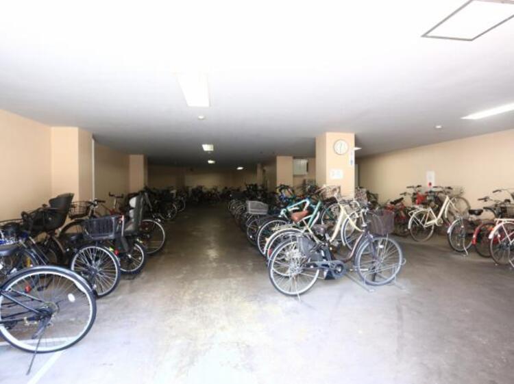 その他 建物内の駐輪場、自転車も濡れに済みます。