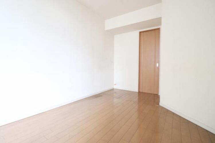 内装 LDK横のお部屋は小さなお子様の遊びスペースとしても老後の生活にも重宝します。