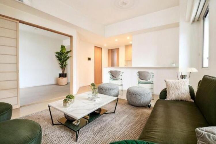 居間 【配置してある家具はCGによるイメージです】ゆとりあるキッチンスペースを備えるリビングは家族が1番くつろげる癒しの空間です。