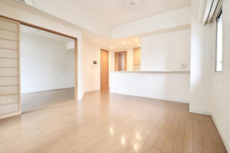 居間 ここにはみんなが集い、食事と楽しい会話が始まる。そんな束の間の幸せを感じさせてくれる場所です。