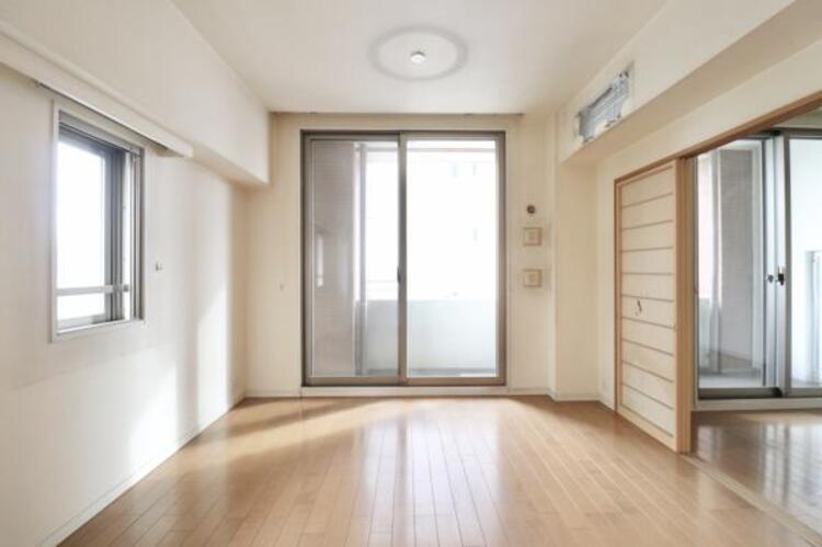 居間 光と風があふれる開放的なリビングダイニングには自然と家族みんなが集まってきます。