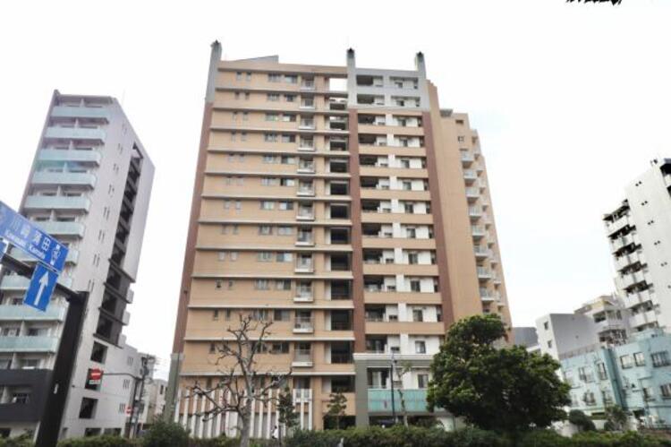 外観 陽とともに、時間によって顔を変える街の景観から、星空や夜景に負けないデザインの映える外観。この街ならではの美しい風景と、ここから紡がれる物語を建物外観から始まります。