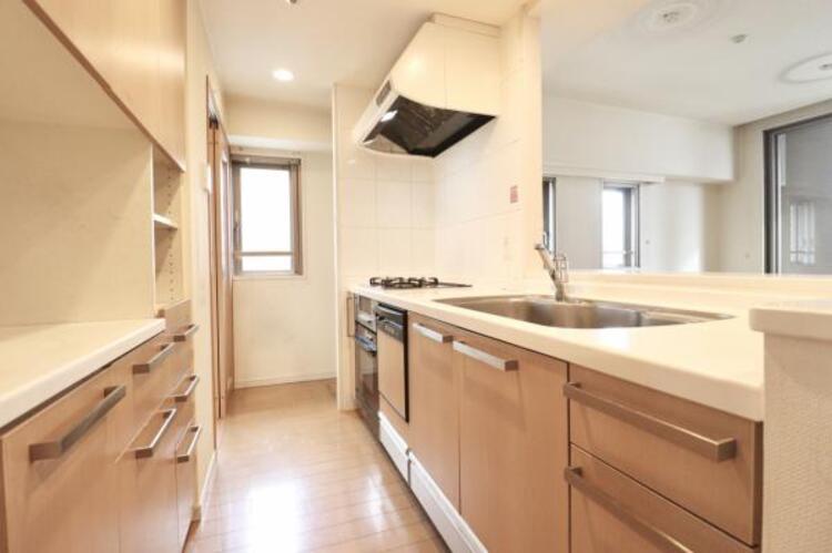 キッチン 広々としたキッチンスペース。食洗機、食器棚付のカウンターキッチンは料理が捗ります。