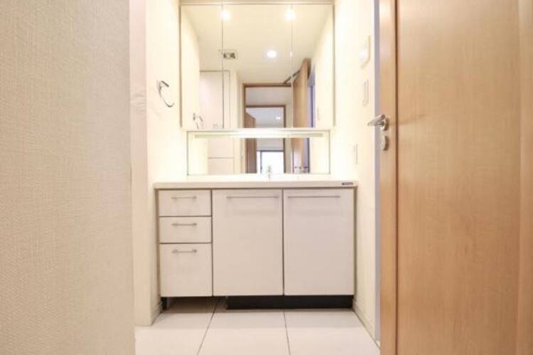 洗面 三面鏡の付いた洗面化粧台は、鏡面裏側にも機能的な収納を配置。普段使いの洗面小物やスキンケア用品などが衛生的に保管できます。