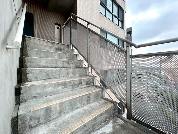 その他 共用部の階段です。明るく清潔に管理されています。