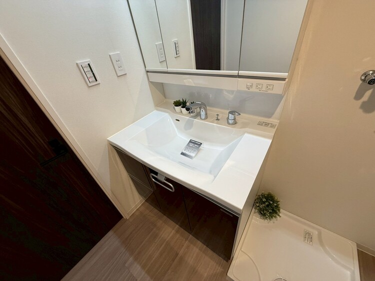 その他 清潔感を感じられる洗面化粧台。