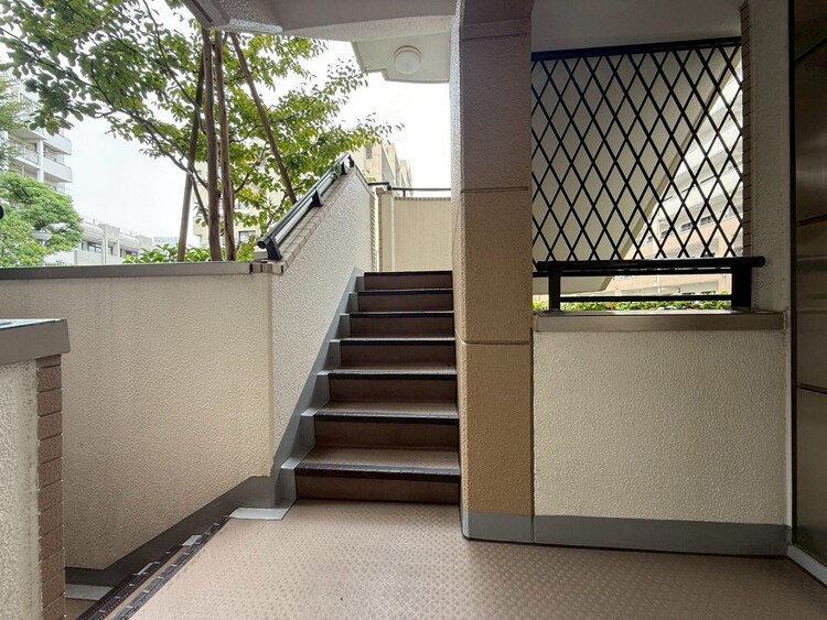 その他 共用部の階段です。明るく清潔に管理されています。