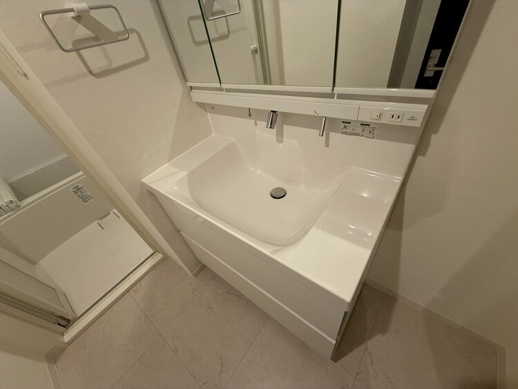 その他 清潔感を感じられる洗面化粧台。