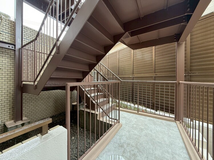 その他 共用部の階段です。明るく清潔に管理されています。