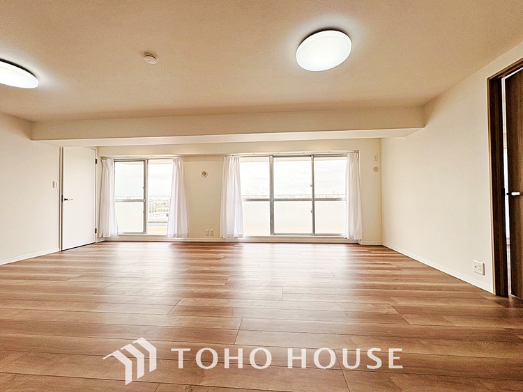 内装 【living】居心地のいい暮らしには欠かせない眩い採光。ゆったりとした幅の窓からこの空間に降り注ぐ採光が絶えない。明るいリビングこそ居心地のいい暮らしが待っているのだと思う。