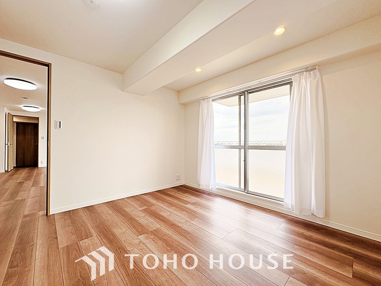 内装 風の通り道。舞い込んでくる風が優しく躍り、室内に爽やかな空気を運んでくる。そこに季節の息吹を感じて、いまがどんな季節なのかを実感する。