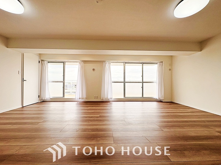 内装 叶えたかったのは落ち着きのあるナチュラルな風合い、そして開放感があるリビング。優雅な気分に浸れる幸せな時間を家族が自然と集まりたくなるこの空間で。