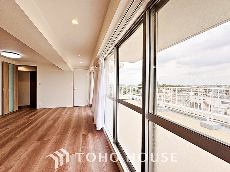 内装 ◆サンサンと◆差し込む太陽の光がこのリビングに笑いをもたらす。ソファの上のクッションがポカポカした暖気にぬくぬくと微睡んでいる。