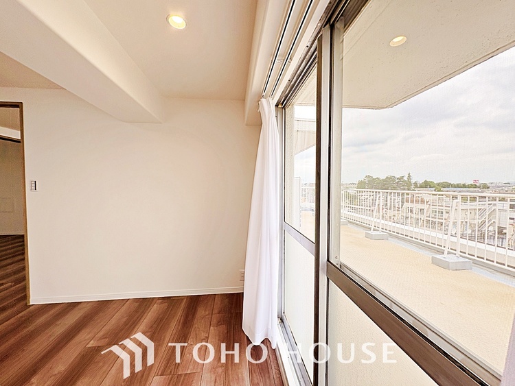 内装 使いやすく、明るい洋室に仕上がります。子供部屋や趣味のお部屋にご利用できます。ご自身で家具などを配置し、素敵な空間を創り上げられます。