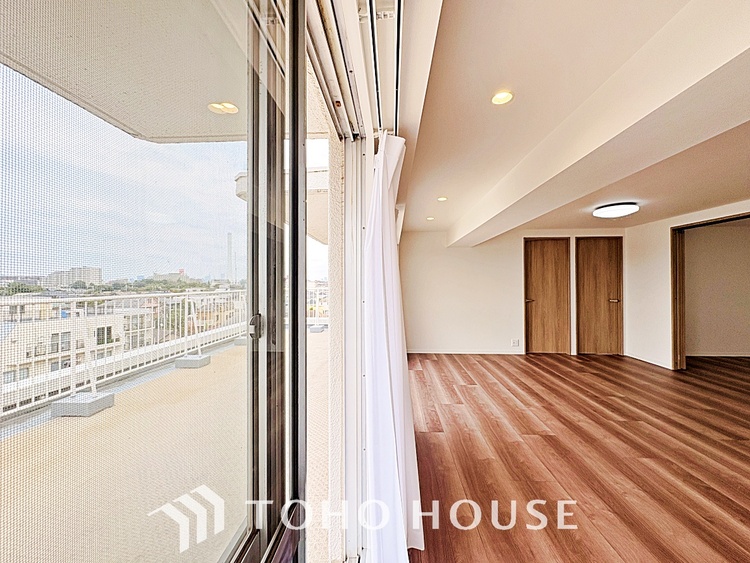 内装 ここはみんなが集い、食事と楽しい会話が始まる場所。話に夢中になりすぎて、ついつい時を忘れ、夜半過ぎになってしまう。そんな束の間の幸せを感じさせてくれます。