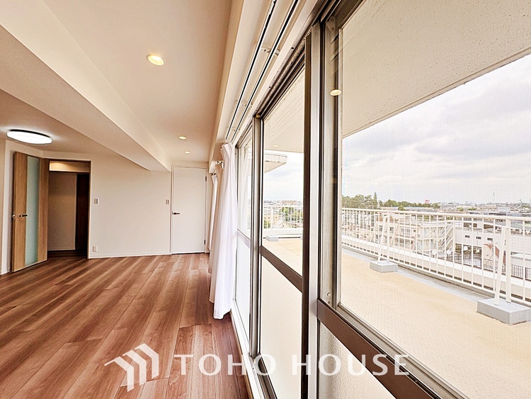 内装 使いやすく、明るい洋室に仕上がります。子供部屋や趣味のお部屋にご利用できます。ご自身で家具などを配置し、素敵な空間を創り上げられます。