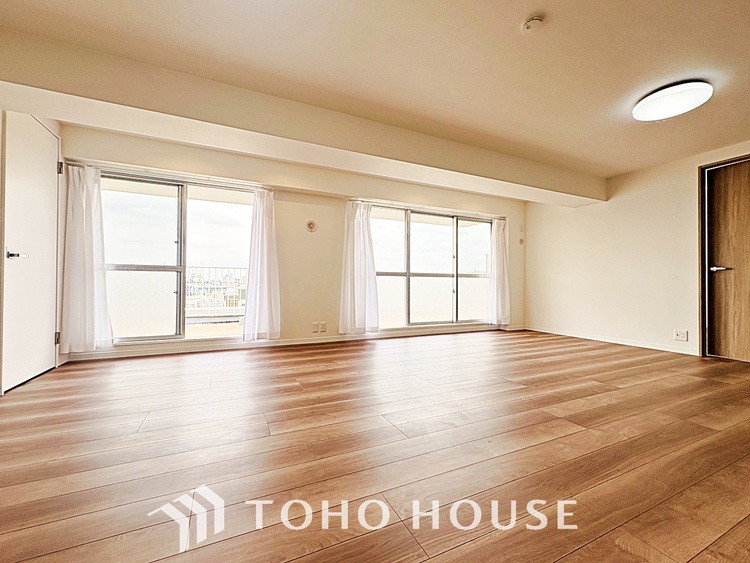 内装 使いやすく、明るい洋室に仕上がります。子供部屋や趣味のお部屋にご利用できます。ご自身で家具などを配置し、素敵な空間を創り上げられます。