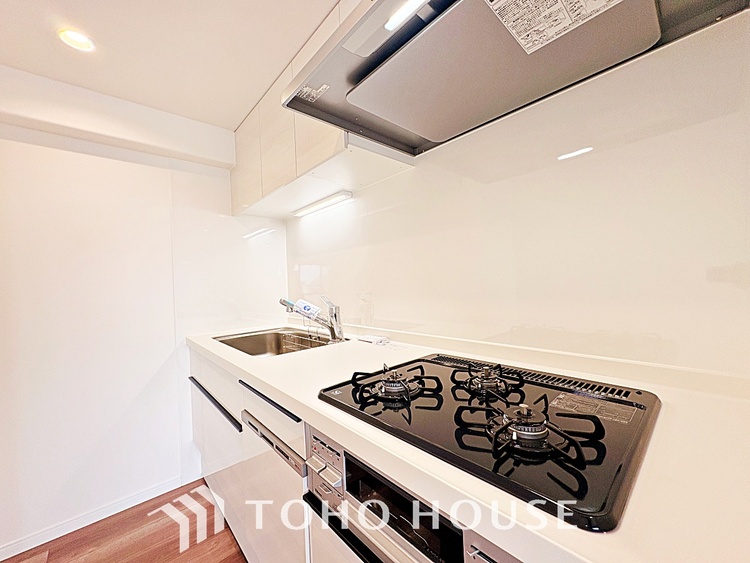 キッチン 手元の収納から、足元の収納までが全てスライド式で、奥のスペースまで有効に活用できます。奥まで上から見渡せるので、たまにしか使わない調理器具もサッと取出せます。