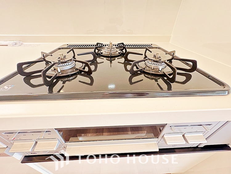 キッチン ◆愛育◆キッチンは家族の絆を育む大切な空間。シンプルで使い易いSystemKitchenで愉しく作る料理は愛情のある美味しいご馳走に。家族で使える広々としたダイニングキッチンです。