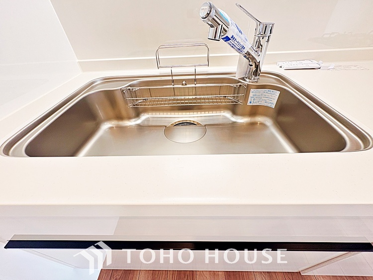 キッチン キッチンは家族の絆を育む大切な空間。シンプルで使い易いシステムキッチンで愉しく作る料理は愛情のある美味しいご馳走に。家族で使えるダイニングキッチンです。