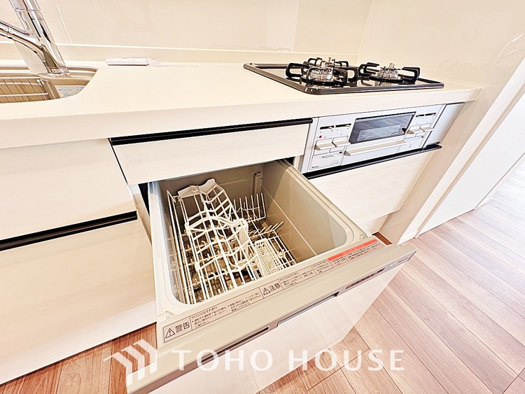 キッチン 広々としたキッチンのシンクは、料理の準備と片付けを楽にし、使いやすさを最大限に引き立てます。