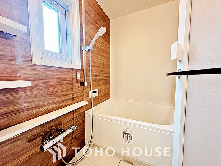 風呂 【浴室】《一日の疲れを落としてくれる場所は、落ち着く場所でなければならない》　高級感溢れるカラーと大きさ・柔らかな曲線で構成された半身浴も楽しめるバスタブが心地よさをもたらします。