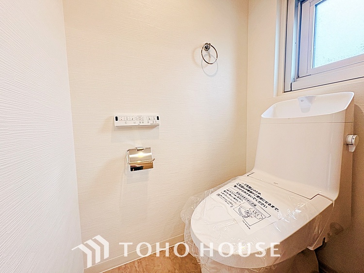 トイレ 清潔感あるホワイト調のクロスと温もり溢れるモダンカラーの床材が見事に調和した本邸宅は、毎日の生活を少しでも快適に過ごして頂ける様に落ち着いた雰囲気作りから行っています。