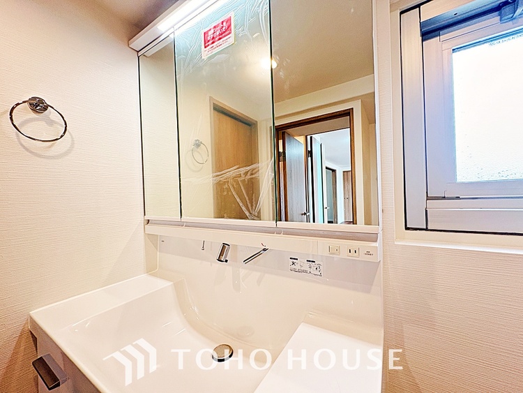 洗面 気持ちの良い朝をつくりだし、夕方には笑顔を取り戻させてくれるミラー。パウダールームはいつでも本来の自分を取り戻せる空間。明るく仕上げてあります。