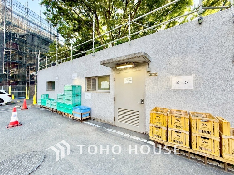 内装 ◆今宵の食卓◆ダウンライトに反射するグラスを眺めながらワインを注ぐ。トクトクと心地いい音をさせながら、フランスの古城を思わせる薫りがたちこめ、とても幸せな時を過ごせる。