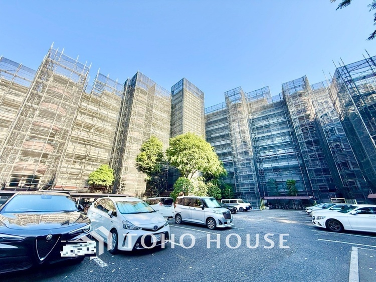 内装 ◆窓を開けると◆冷涼な風、そよぐリビング。だんらんの場所はここから始まり、ここで終わる。家族の笑顔が集う素敵な場所だから、こだわり抜いた思いが詰まっているのだと思う。