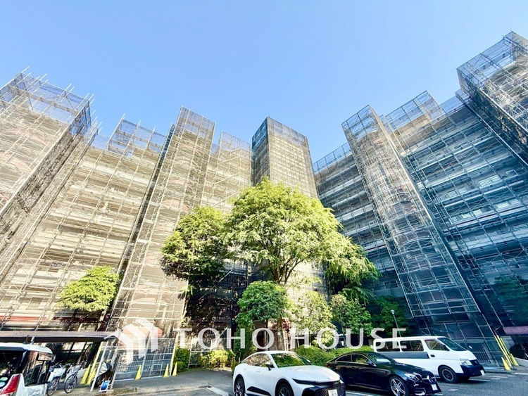 内装 ◆リビング◆そこには目を輝かせ笑顔で見つめてくれる君がいて、「おかえり」の言葉がこだまする。何気ない日々の挨拶は僕にとっては幸せで、同時に君の瞳にも恋している。