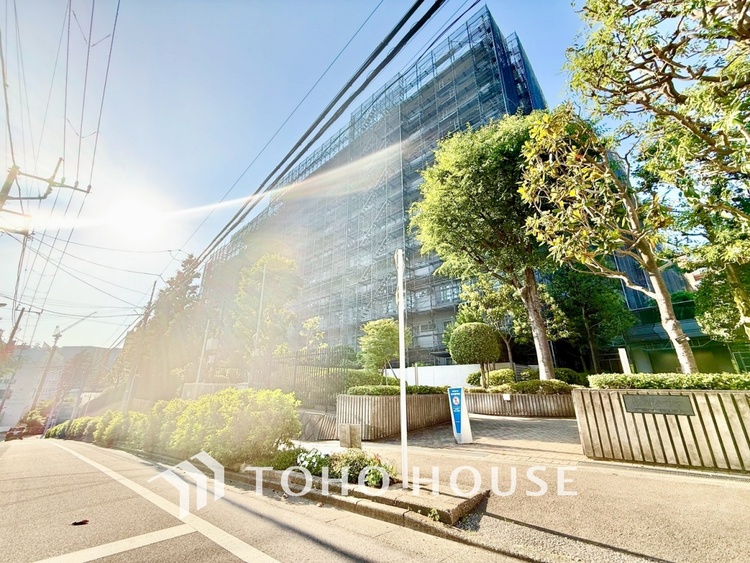 キッチン ◆キッチン◆美しく使いやすいキッチンは油汚れが簡単に拭き取れる素材で加工されており、浄水器シャワーから流す水の音を軽減する静かなシンクを採用。見えないところにさり気ない配慮が嬉しいですね