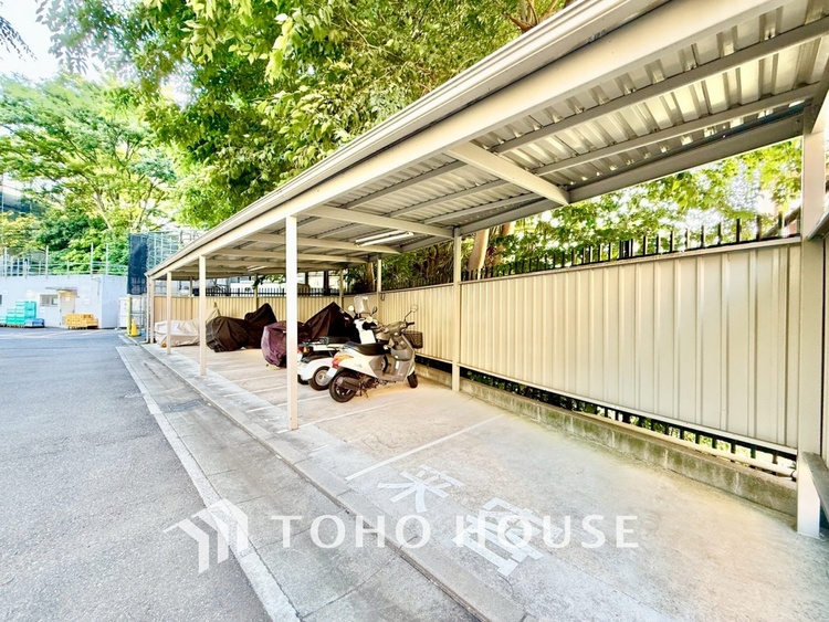 キッチン ◆キッチン◆美味しい料理を作りたくなるような気持にさせてくれる、腕を振るえる自慢のスペース。見上げると柔らかなダウンライトが包み込み、彩りを添えます。艶と光沢のある居心地の良いわが家のキッチン。