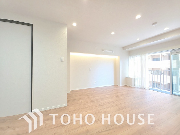 内装 白を基調とした、清潔感あふれる明るい室内です。フローリングは温かみのある木目調で、家具を選びません。大きな窓から光がたっぷりと入り、開放的な空間です。