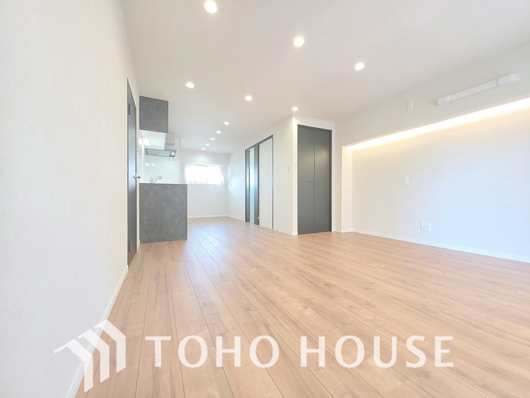 内装 白を基調とした、清潔感あふれる明るい室内です。フローリングは温かみのある木目調で、家具を選びません。大きな窓から光がたっぷりと入り、開放的な空間です。
