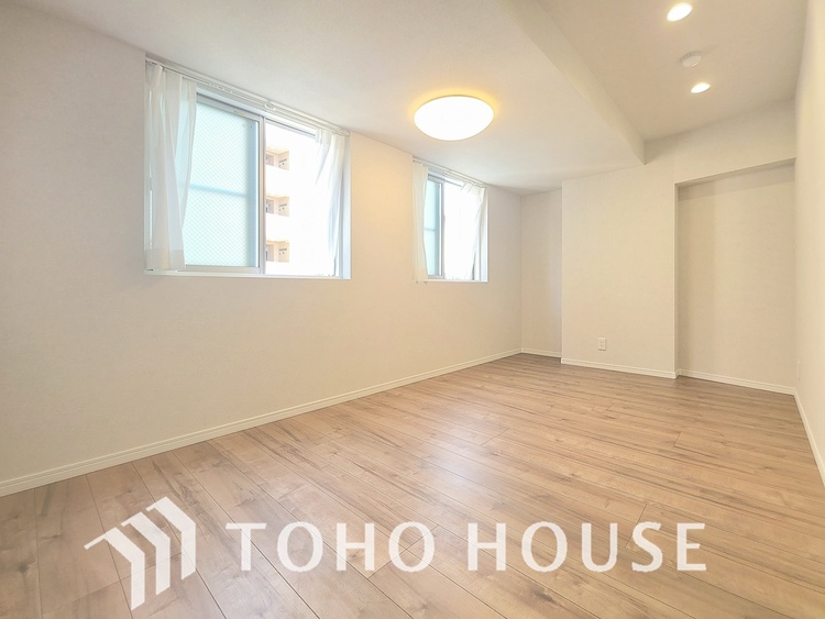 内装 温かみのある木目調のフローリングと白い壁が、落ち着いた雰囲気を醸し出す寝室です。大きな窓とバルコニーからの光で、日中は明るく開放的。プライベートな時間をゆったりと過ごせます。