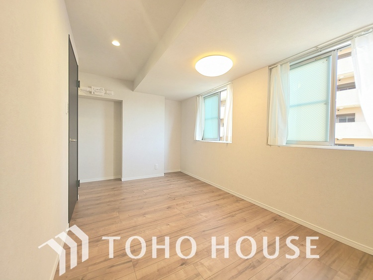 内装 温かみのある木目調のフローリングと白い壁が、子供部屋にもぴったりの明るい空間です。大きな掃き出し窓から光が入り、のびのびと過ごせます。隣の部屋と繋げて使うことも可能です。