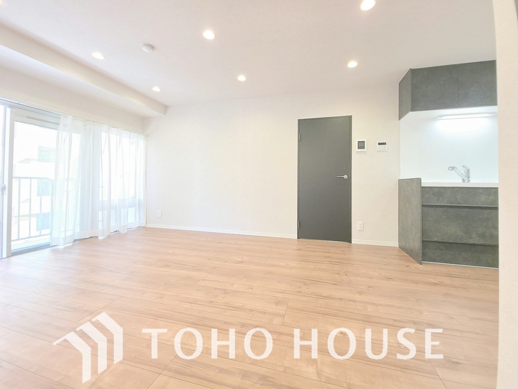 内装 白を基調とした、清潔感あふれる明るい室内です。フローリングは温かみのある木目調で、家具を選びません。大きな窓から光がたっぷりと入り、開放的な空間です。