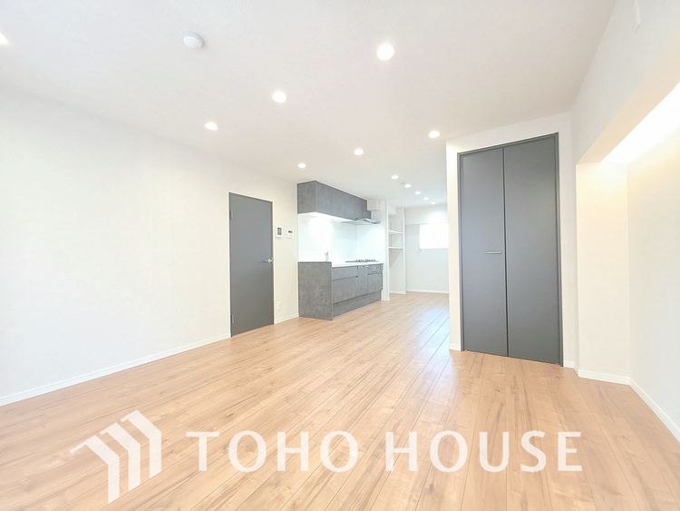 内装 白を基調とした、清潔感あふれる明るい室内です。フローリングは温かみのある木目調で、家具を選びません。大きな窓から光がたっぷりと入り、開放的な空間です。