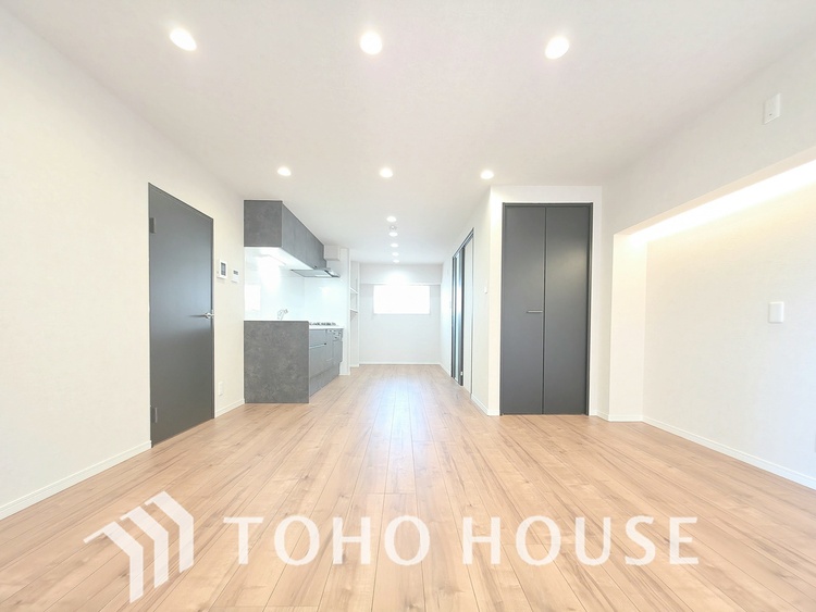 内装 白を基調とした、清潔感あふれる明るい室内です。フローリングは温かみのある木目調で、家具を選びません。大きな窓から光がたっぷりと入り、開放的な空間です。