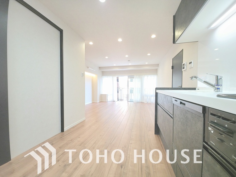 キッチン 白を基調とした、清潔感あふれるシステムキッチンです。シンクも広々としており、作業スペースも確保されています。コンロは火力の強いガスタイプで、毎日のお料理もはかどります。